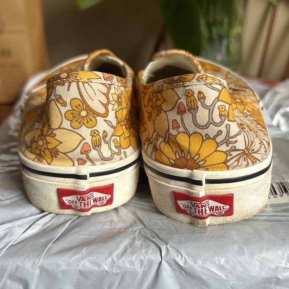 Women’s 9 slip on
Yellow vans - Picture 5 of 13